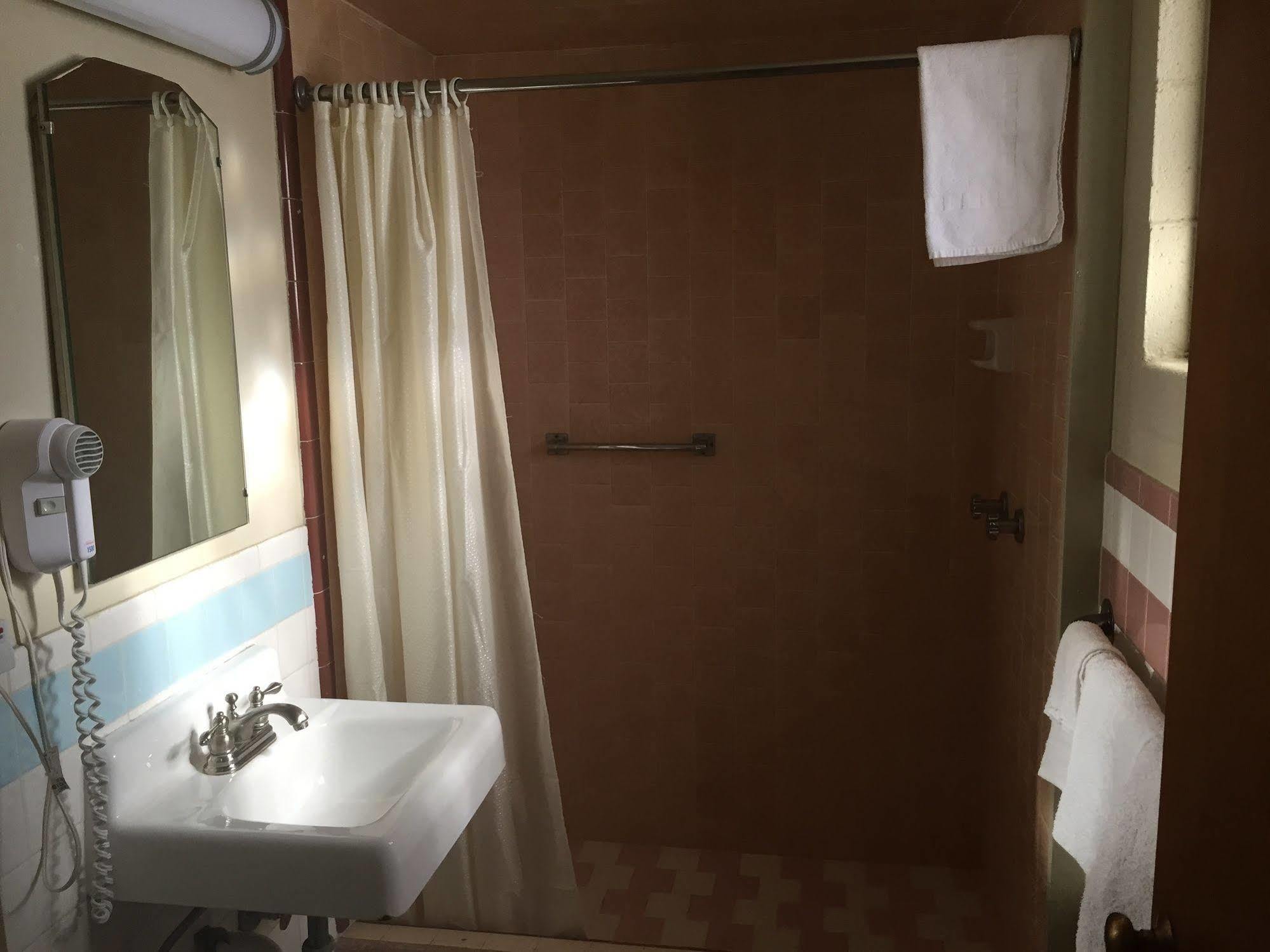 טולאר Village Inn מראה חיצוני תמונה